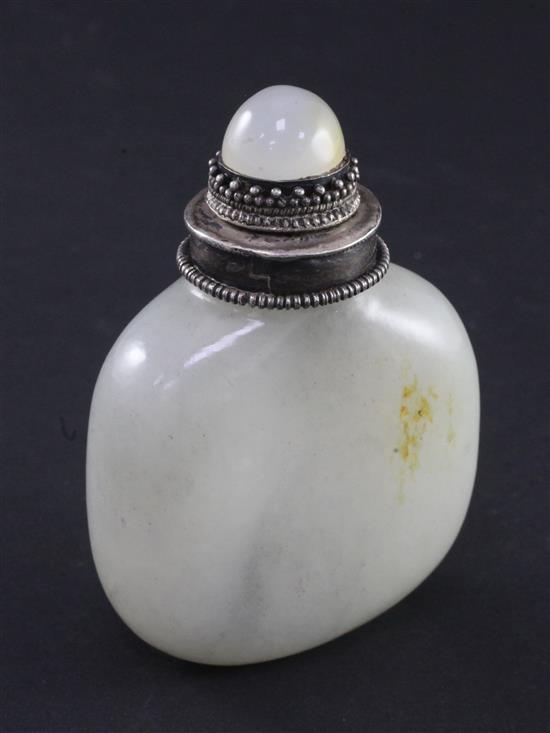 A Chinese white and grey jade pebble snuff bottle, 1800-1900, 6.1cm, white metal and agate top